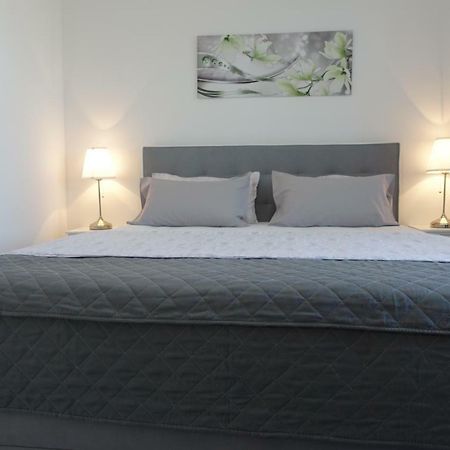 Apartments Silver Bol Bagian luar foto